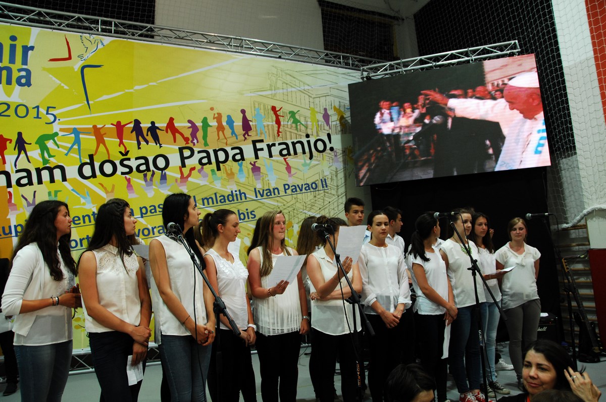 Frama Jajce pjeva papi Franji 1
