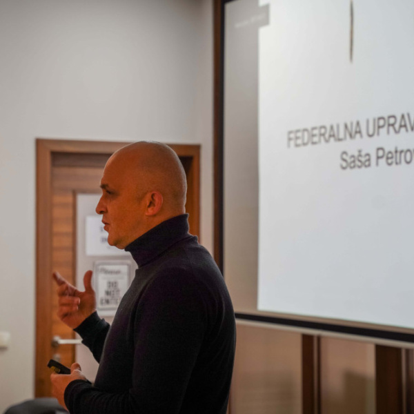 Inspektor Saša Petrović održao predavanje „Nasilje nad djecom u digitalnom okruženju“