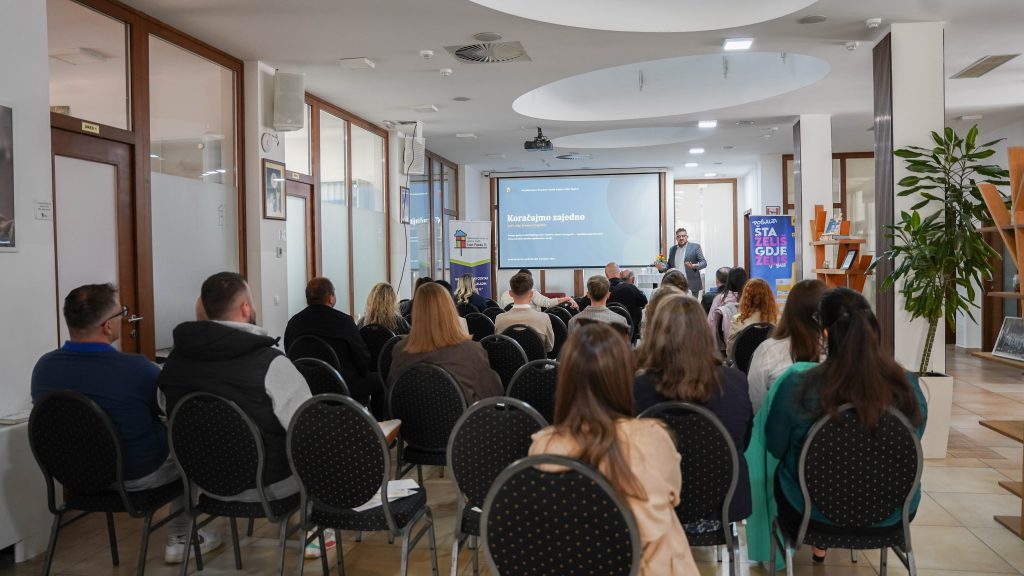 SNAGA DIJALOGA I SPORTA: ODRŽANA GODIŠNJA KONFERENCIJA PROJEKTA KORAČAJMO ZAJEDNO