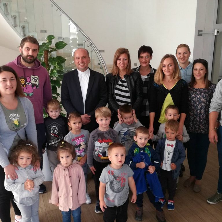 Djeca iz vrtica i djelatnici