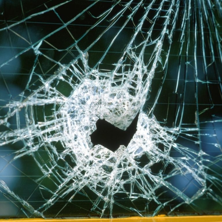 Razbijen prozor Profimedia 1000x0