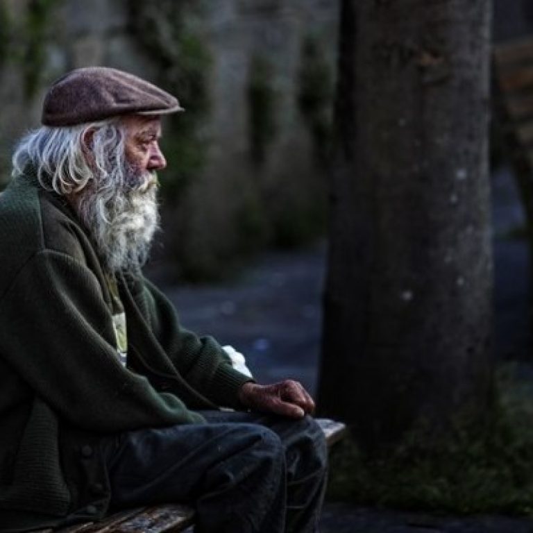 Starac na klupi 600x400