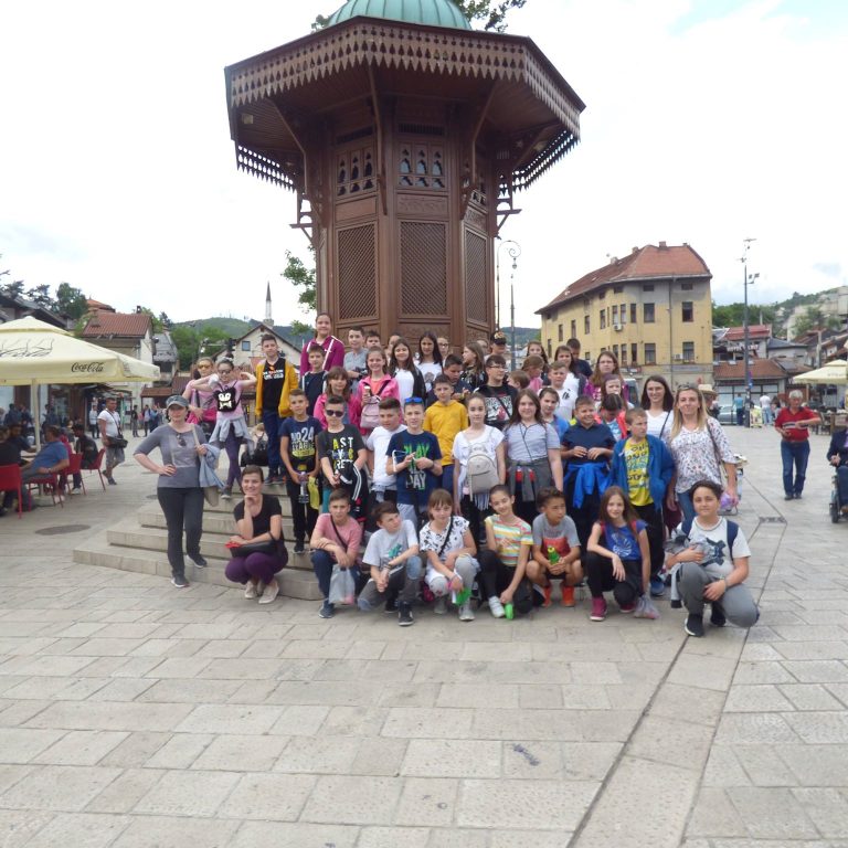 mladi ispred sebilja